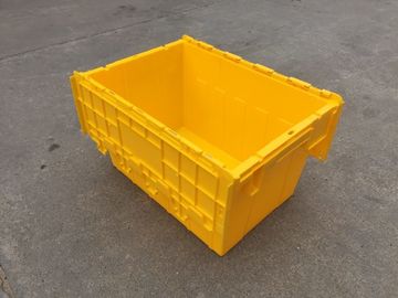 परिवहन के लिए ढेर किए गए पीले प्लास्टिक भंडारण डिब्बे संलग्न ढक्कन